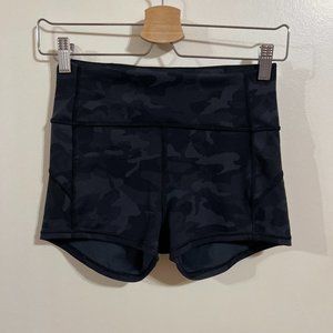 Lululemon In Movement Shorts Size 6 Black Camo High Rise 2.5" Inseam Stretch